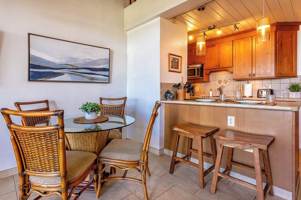 Dining for 4 plus 2 bar seats