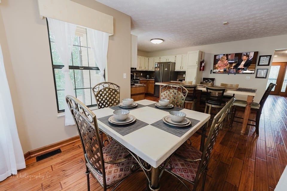 Cabin, 5 Bedrooms | Dining