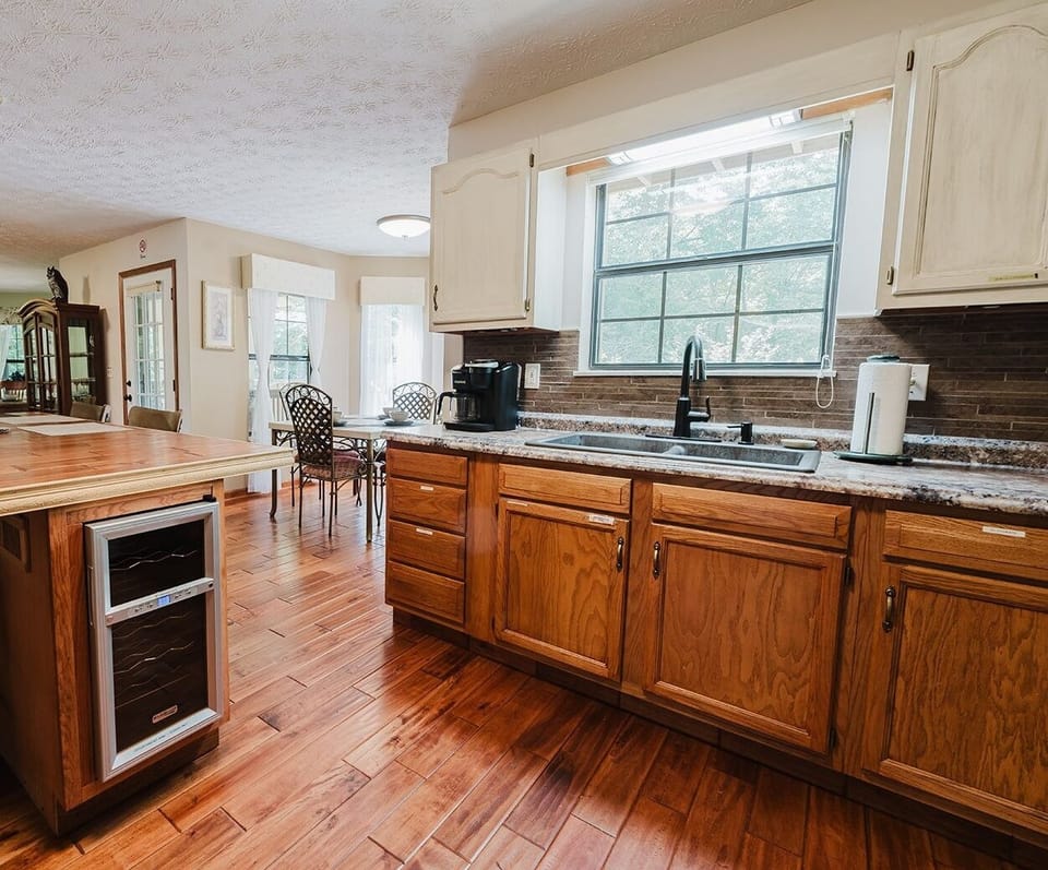 Cabin, 5 Bedrooms | Private kitchen | Coffee/tea maker, fridge, oven, toaster