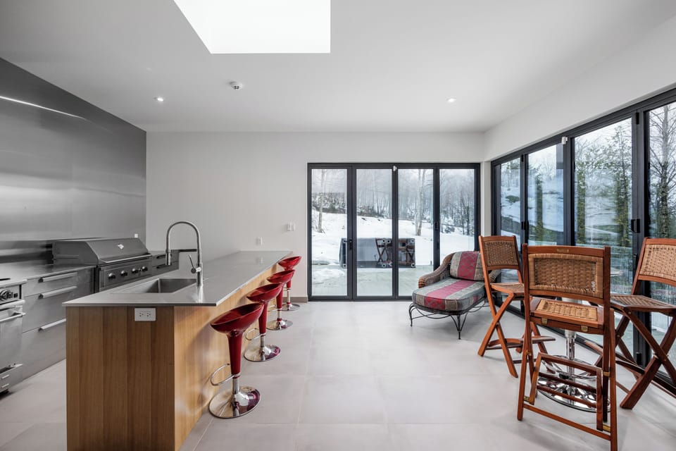 4 season outdoor kitchen with BBQ and gas oven / stove