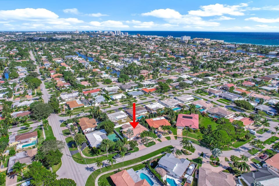 The Cove Shopping Plaza 1.2 miles
The beach is 2 miles
Nearest shops & Restaurants under half a mile