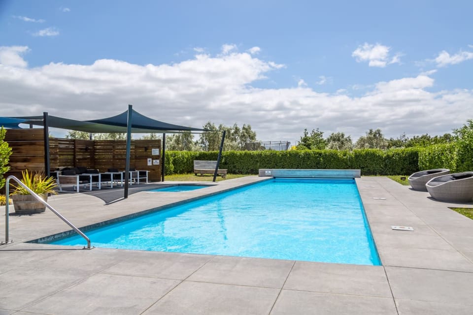 PinotGrovePool-05