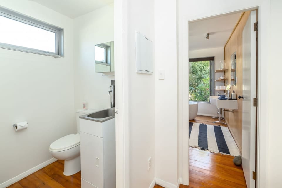Toilet & laundry