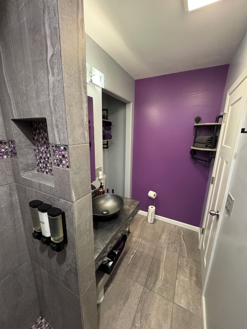 Main Bathroom off Living room 