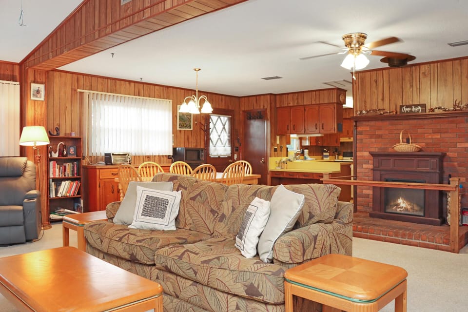House, Multiple Beds (Wales Pod) | Living area