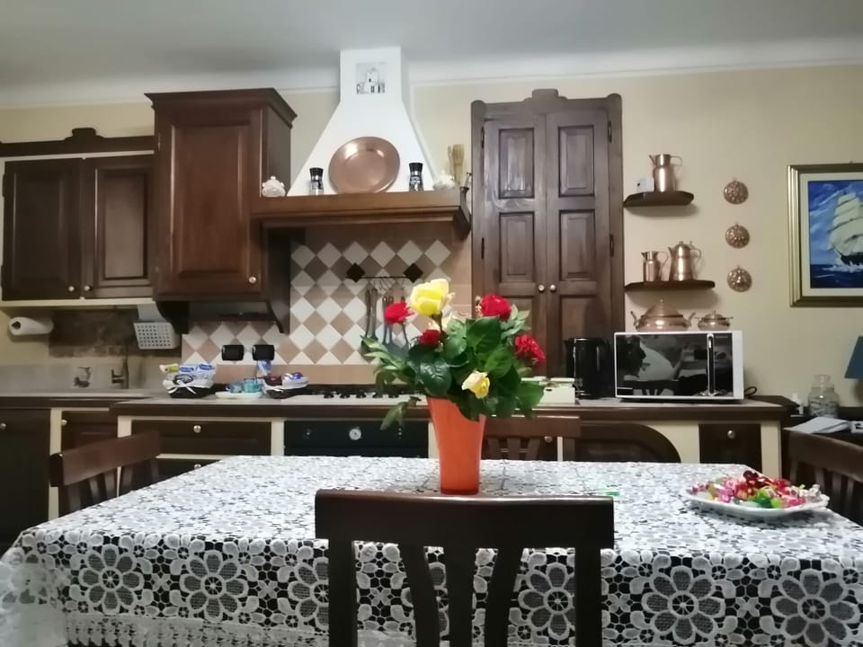 House, 2 Bedrooms, Smoking, Balcony | Private kitchen