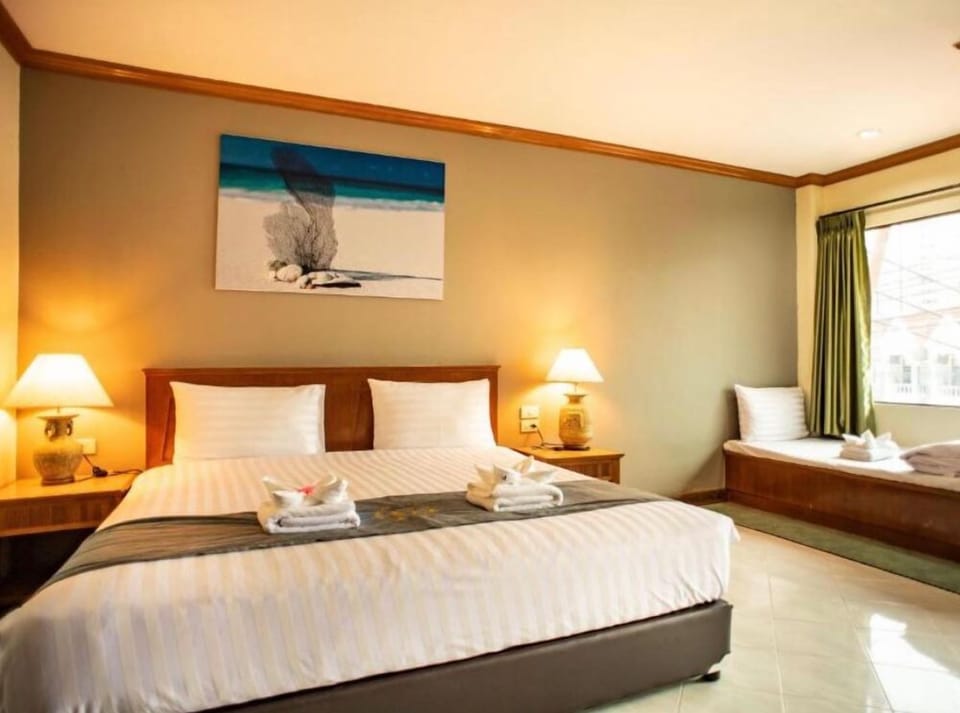 Deluxe Double Room | In-room safe, desk, laptop workspace, soundproofing
