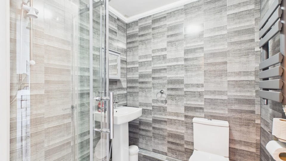 Apartment (1 Bedroom) | Bathroom | Shower, hair dryer, towels