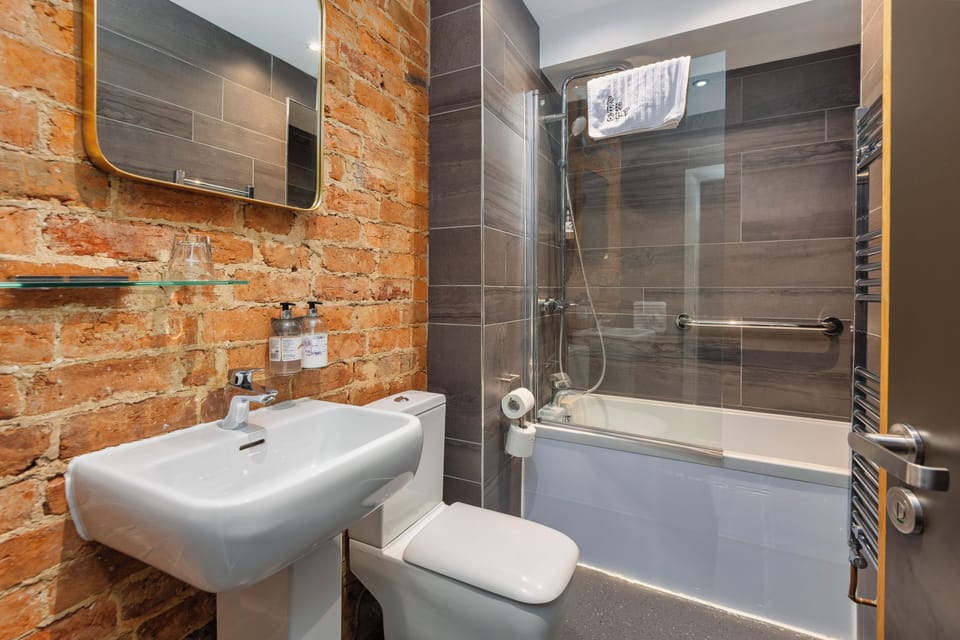 The Willy Little Suite - Sea View | Bathroom | Hair dryer, towels, soap, shampoo