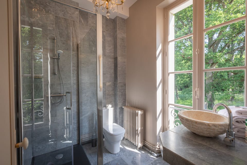 Comfort Double Room | Bathroom | Free toiletries, hair dryer, bathrobes, towels