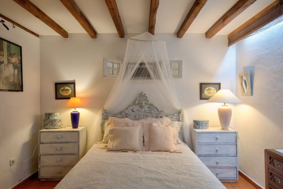 WiFi (free), bed sheets