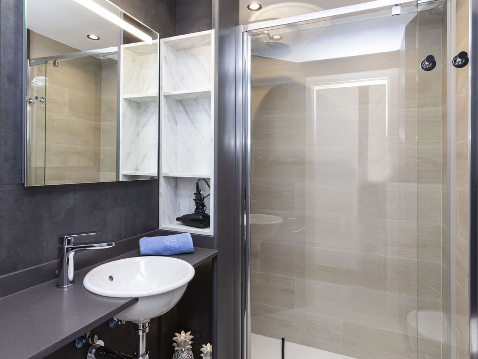 Mirror, Tap, Plumbing Fixture, Sink, Bathroom Sink, Bathroom, Shower Door, Interior Design, Building
