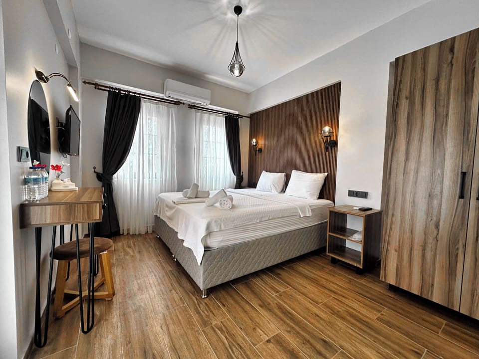 Standard Double Room, Balcony, Garden View | Minibar, laptop workspace, iron/ironing board (on request), WiFi (free)