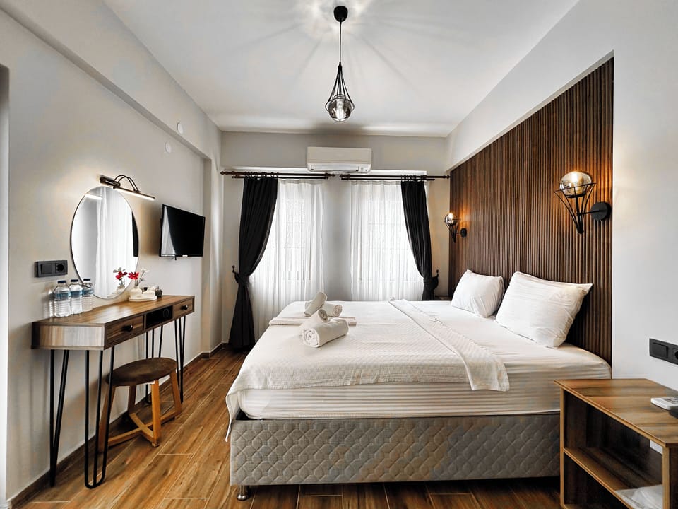 Standard Double Room, Balcony, Garden View | Minibar, laptop workspace, iron/ironing board (on request), WiFi (free)