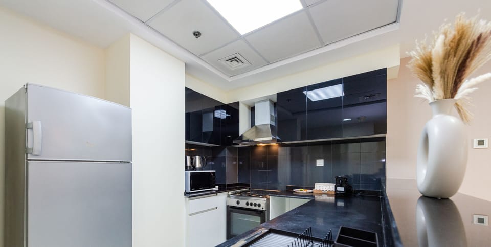 Deluxe Apartment | Private kitchen | Fridge, microwave, oven, stovetop