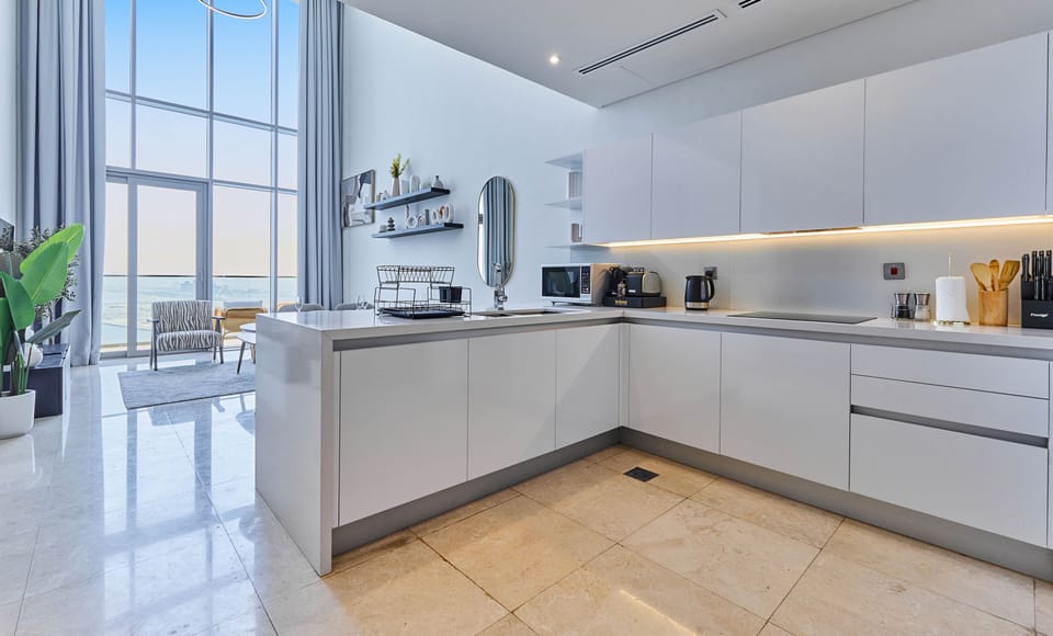 Deluxe Apartment | Private kitchen | Fridge, microwave, oven, stovetop