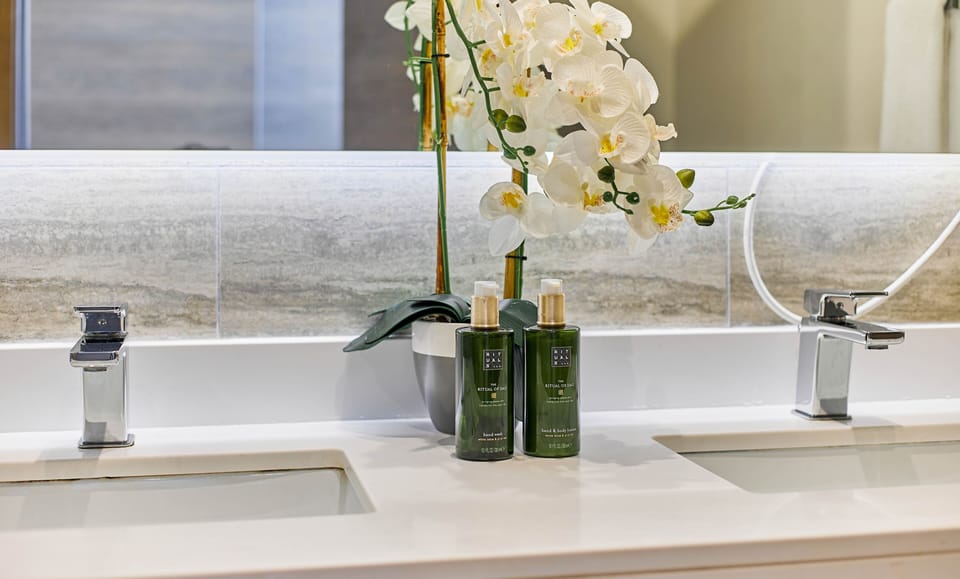 Deluxe Apartment | Bathroom | Combined shower/tub, rainfall showerhead, free toiletries, hair dryer