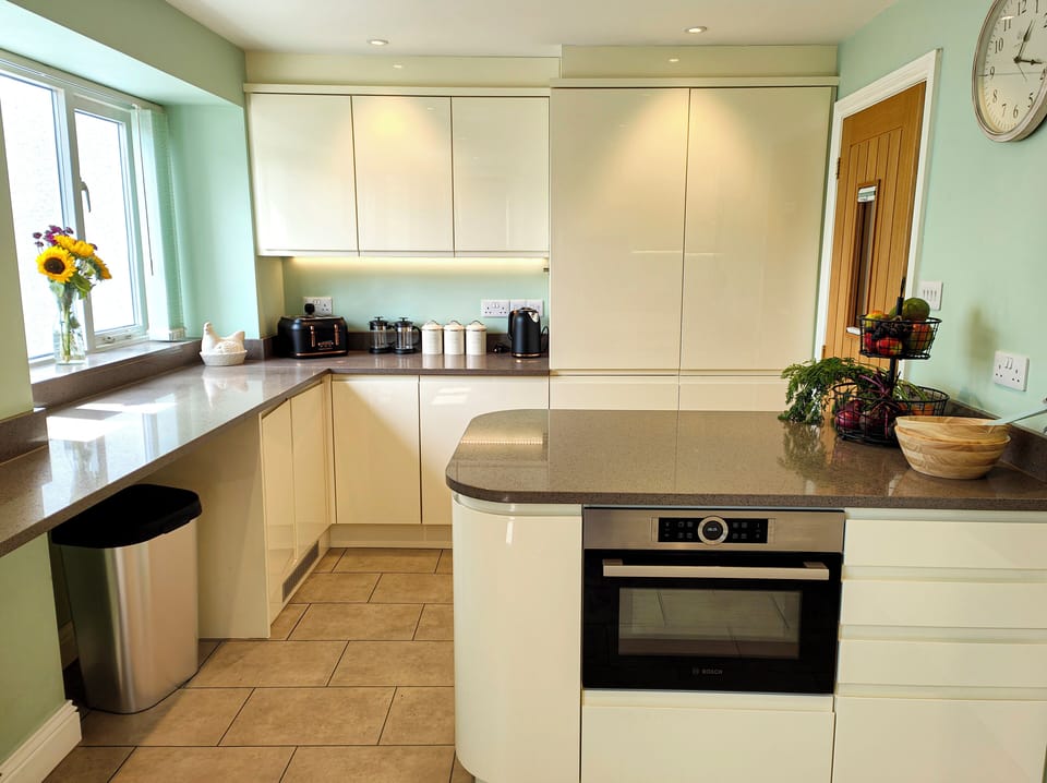 Cottage | Private kitchen | Fridge, dishwasher, electric kettle, toaster
