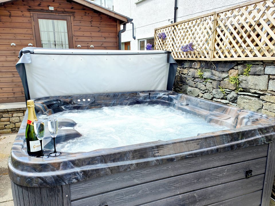 Cottage | Outdoor spa tub