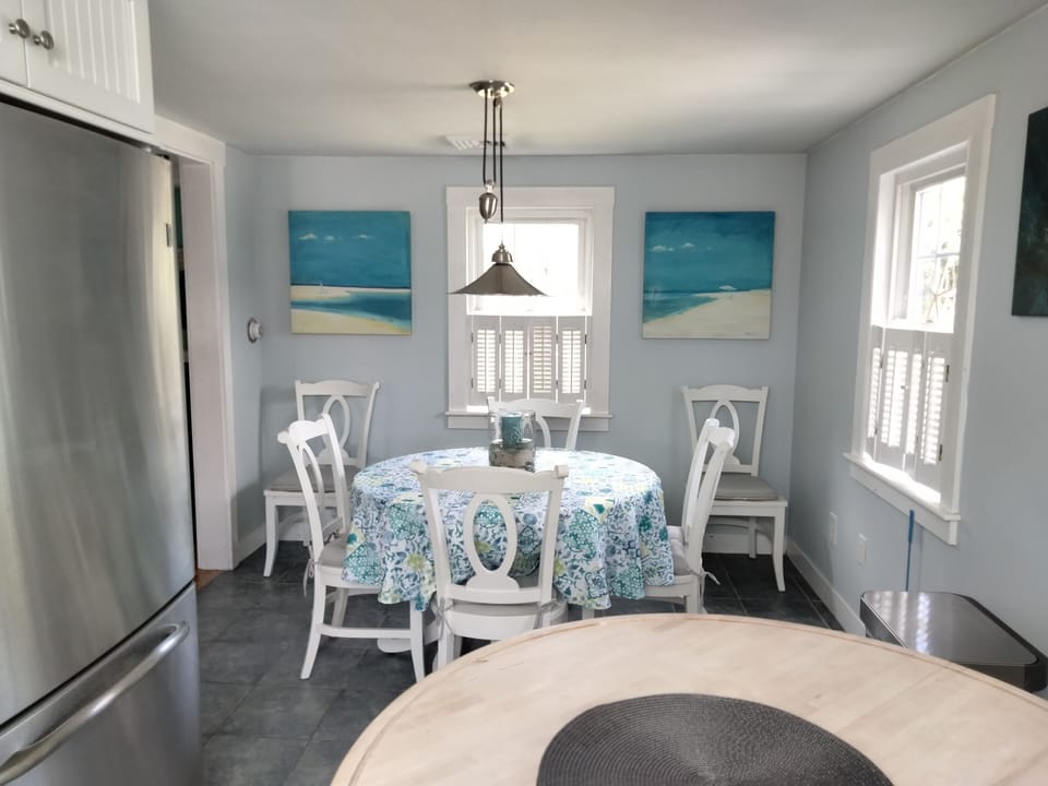 Seating for six total with table leaf added