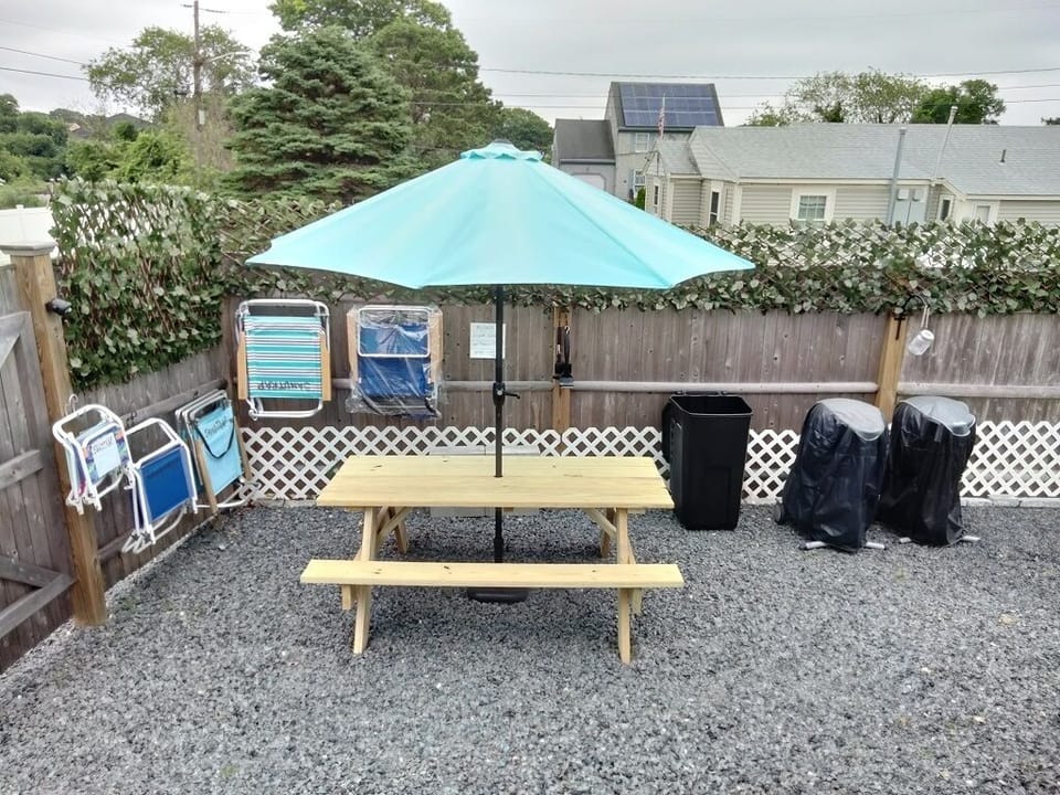 Great outdoor grilling and dining space!