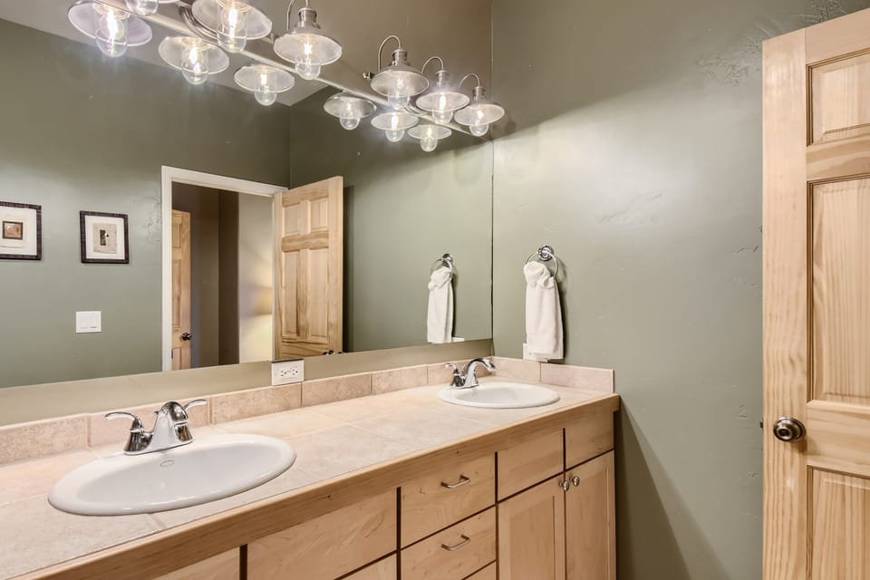 42 Burgundy 4br 3.5ba 4 Bedroom Townhouse by RedAwning House in Wildernest