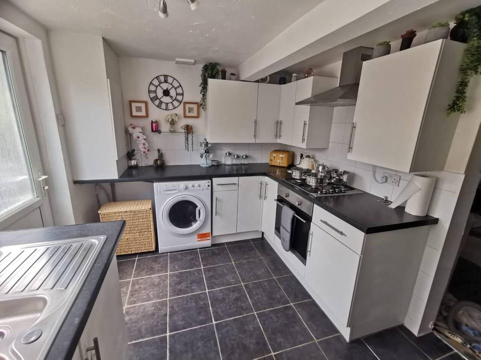 House | Private kitchen | Fridge, microwave, oven, stovetop