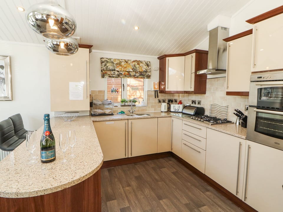 Cottage | Private kitchen | Fridge, dishwasher, electric kettle, toaster