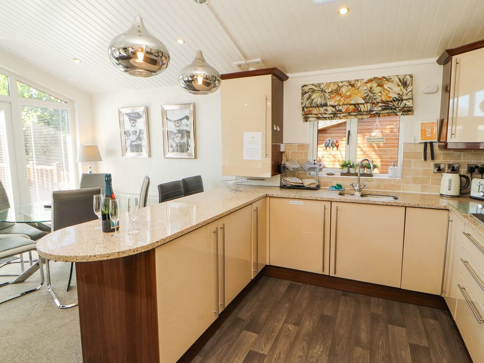 Cottage | Private kitchen | Fridge, dishwasher, electric kettle, toaster