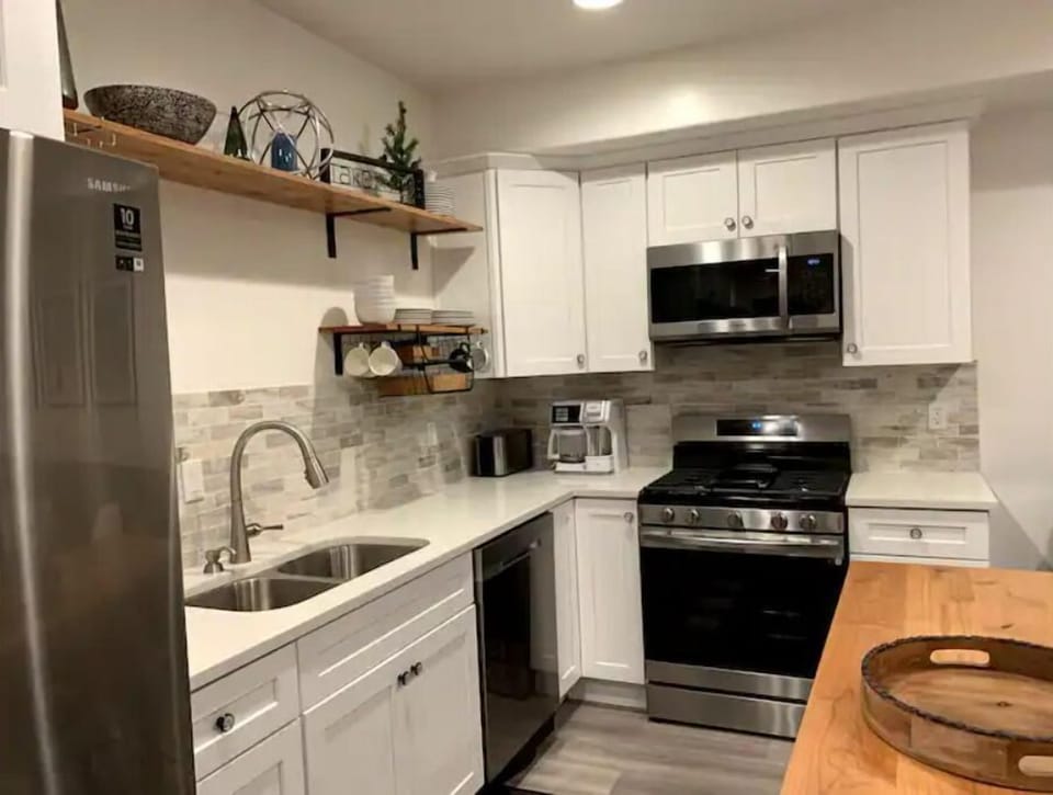 Kitchen - Range/oven and Microwave