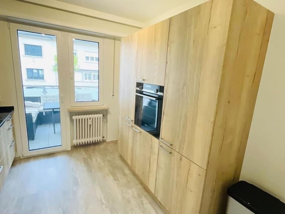 Full-size fridge, microwave, oven, stovetop
