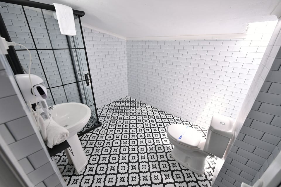 Shower, rainfall showerhead, free toiletries, hair dryer