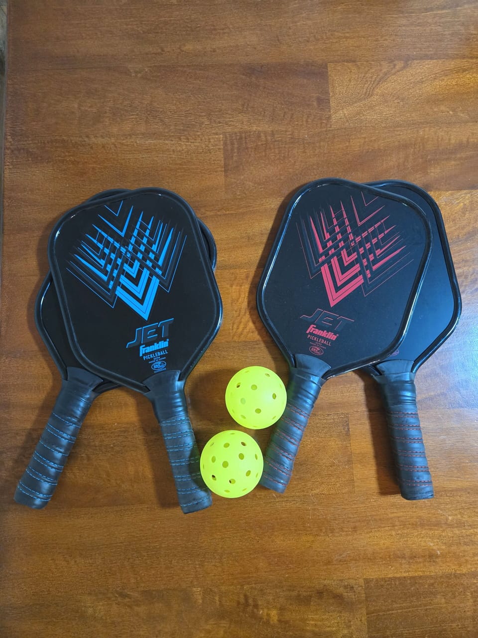 Paddle ball equipment to enjoy a game on the tennis court 
