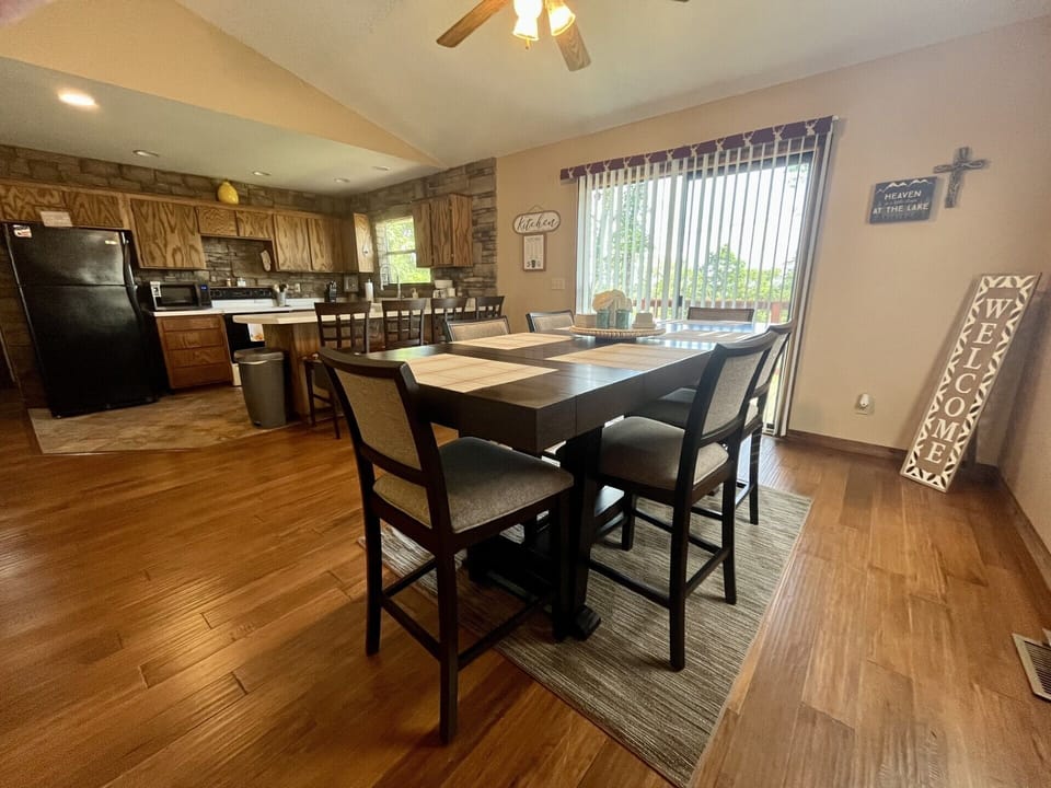 Dining for 6, Plus 4 Bar Stools for extra seating