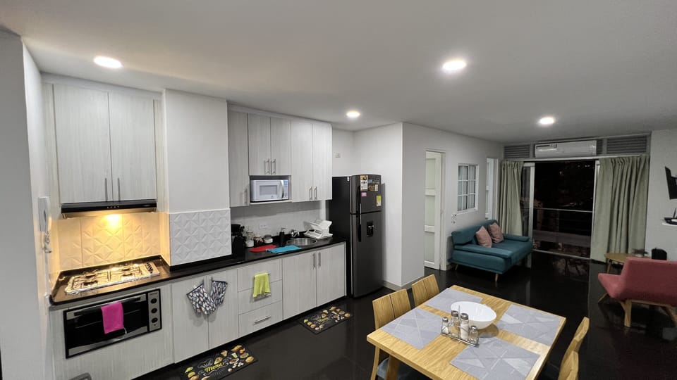 Dining Table & Kitchen 