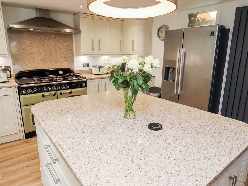 Cottage | Private kitchen | Fridge, dishwasher, electric kettle, cookware/dishes/utensils