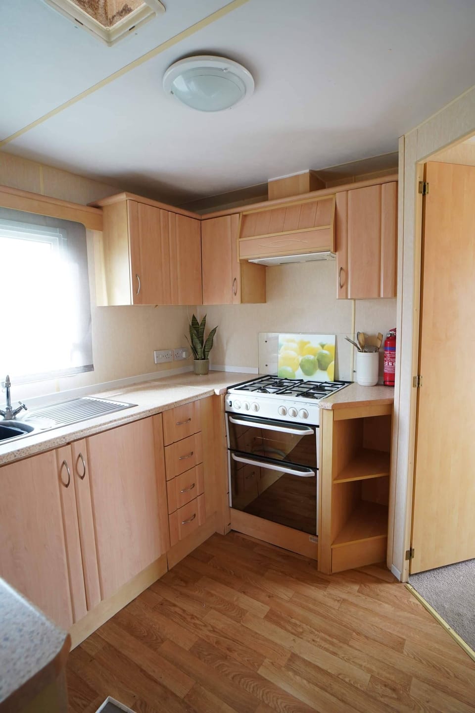 Chalet | Private kitchen | Fridge, microwave, oven, stovetop