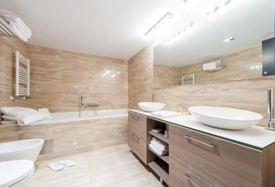 Junior Suite | Bathroom | Free toiletries, hair dryer (on request), towels, soap