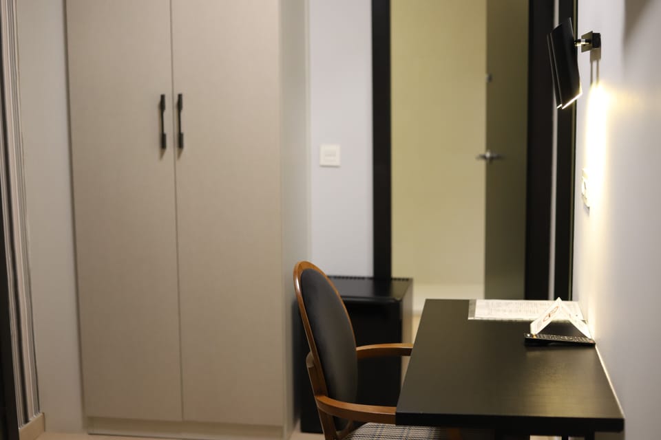 Single Room | Hypo-allergenic bedding available, desk, blackout drapes, soundproofing