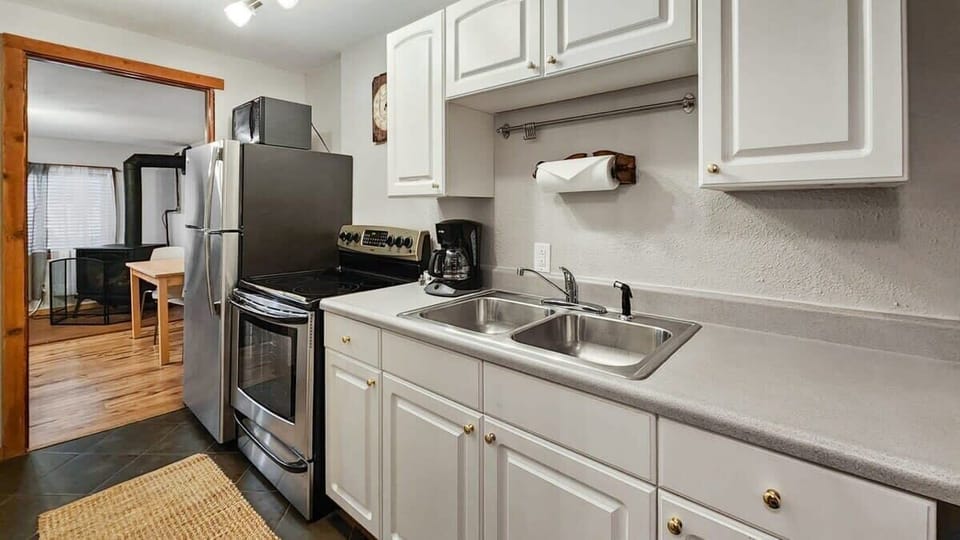 Kitchen 2: Drip coffee maker, cooking utensils, tableware