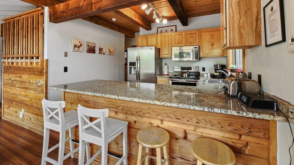 Kitchen: Drip coffee maker, blender, cooking utensils, tableware