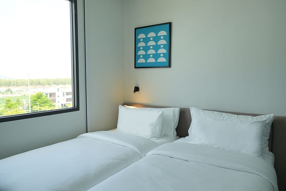 Standard Twin Room | Desk, laptop workspace, soundproofing, iron/ironing board