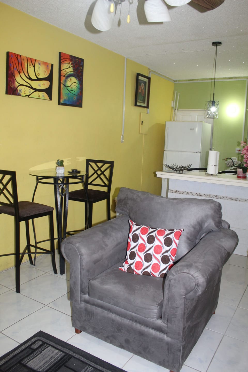 Comfortable living room area with cable TV, Bluetooth stereo and Wi-FI 