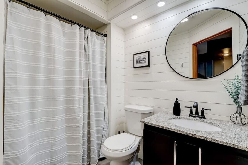Lower level full bath