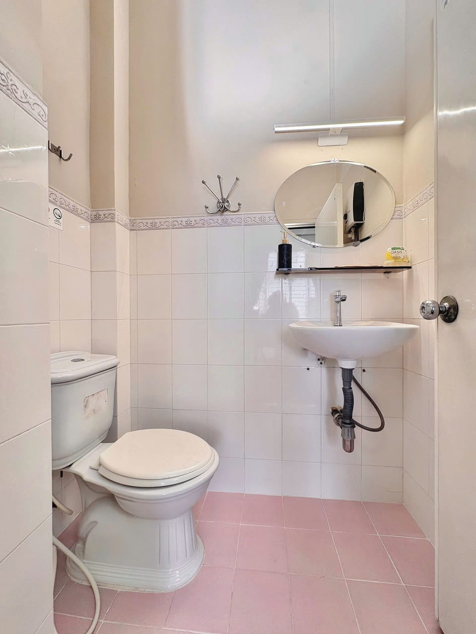 Basic Room, 1 Queen Bed | Bathroom | Free toiletries, hair dryer, slippers