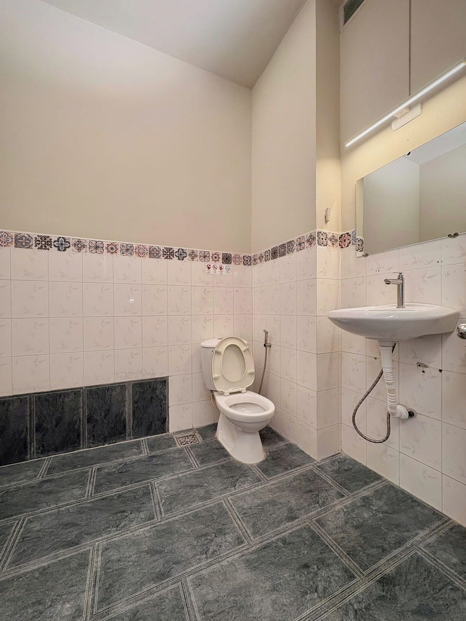 Family Shared Dormitory | Bathroom | Free toiletries, hair dryer, slippers