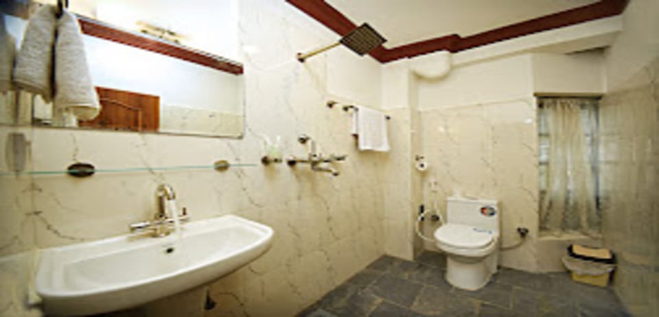 Single Room | Bathroom | Shower, rainfall showerhead, towels, soap