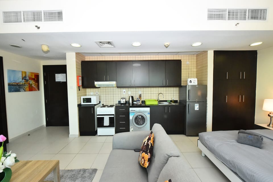 Standard Studio, 1 Queen Bed, Balcony, Sea View | Living area
