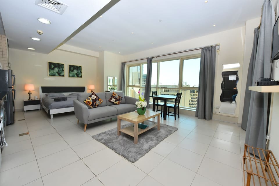 Standard Studio, 1 Queen Bed, Balcony, Sea View | Living area