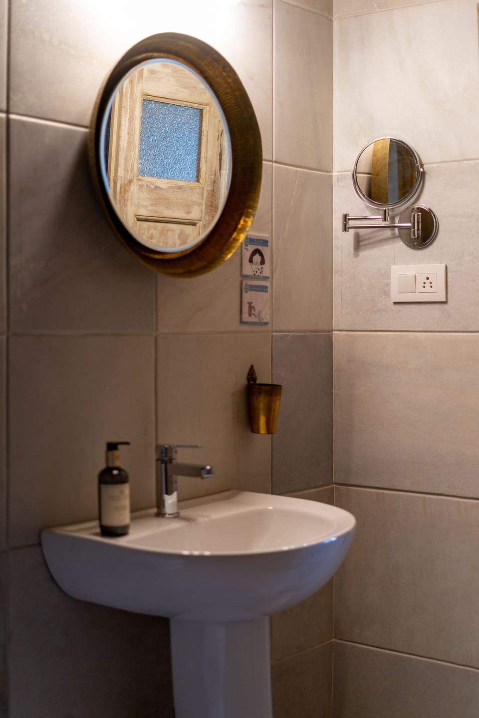 Shower, rainfall showerhead, free toiletries, towels